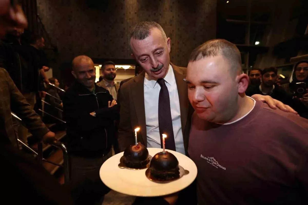 Arif\'e iftar sofrasında sürpriz doğum günü