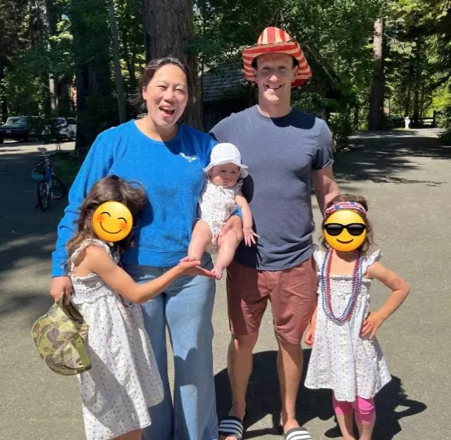 Bakan Göktaş, ailelere Mark Zuckerberg'in fotoğrafıyle öğüt verdi Bakan Göktaş, ailelere Mark Zuckerberg'in fotoğrafıyle öğüt verdi