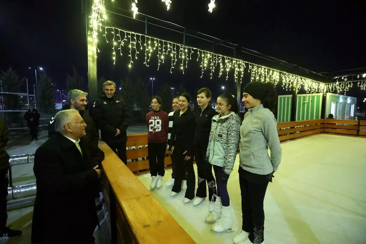 Kayseri\'ye Açık Hava Buz Pateni Pisti