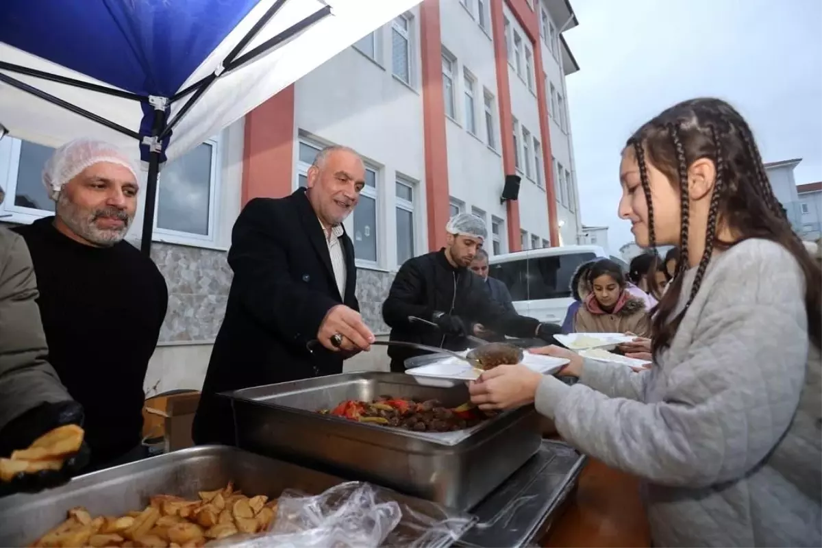 Başkan Sandıkçı, öğrencilerin iftar sevincine ortak oldu