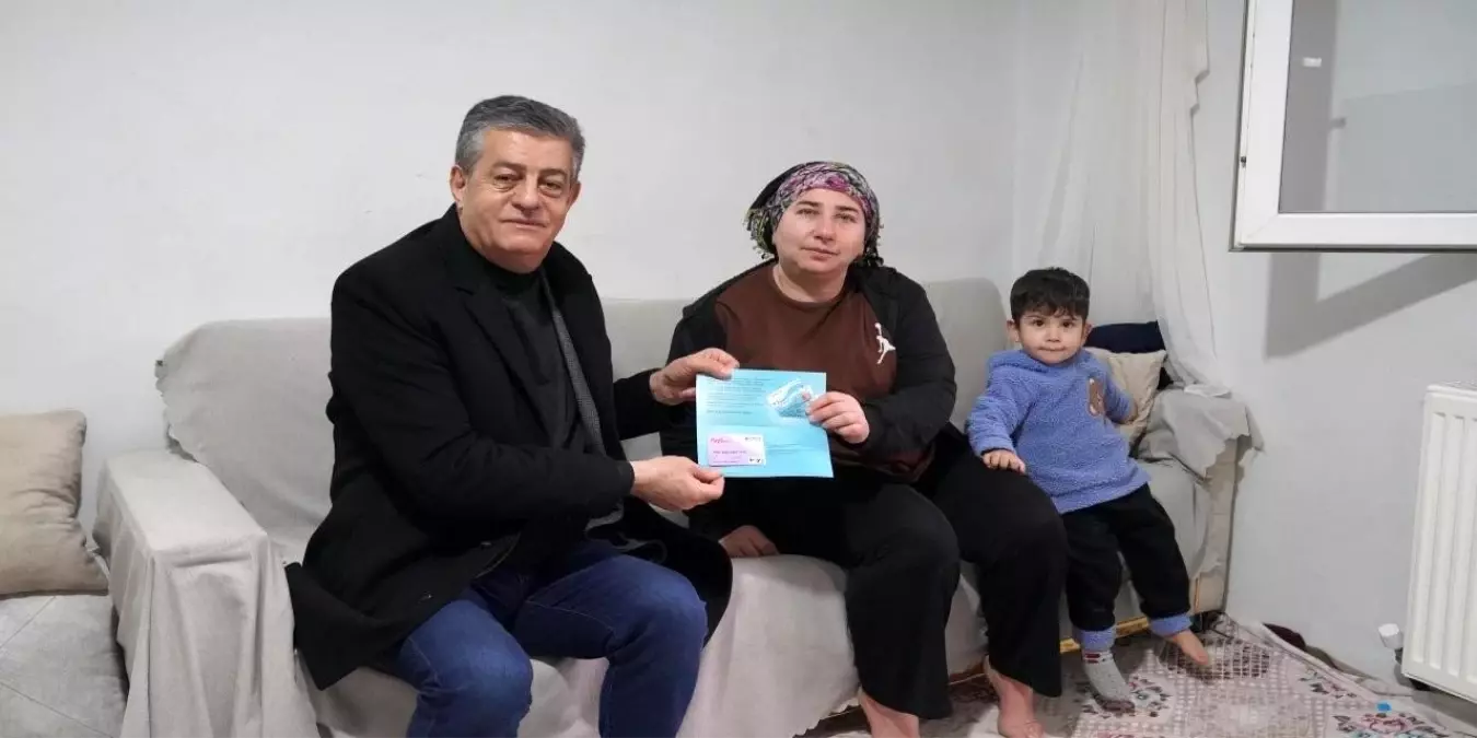 Başkan Yarka kapı kapı dolaştı, sosyal kartları bizzat teslim etti