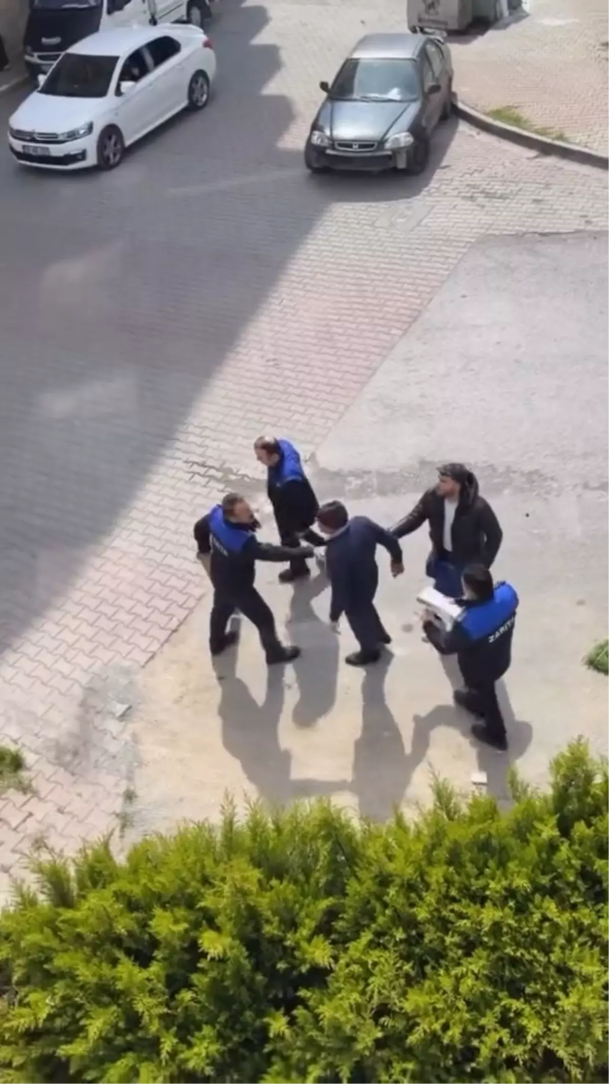 Beylikdüzü\'nde Zabıta ile Seyyar Satıcı Arasında Gerginlik