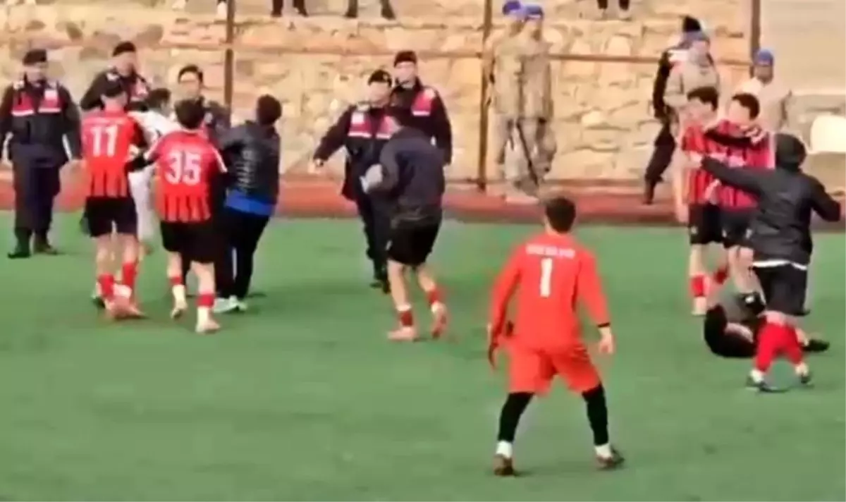 Bitiş düdüğü ile birlikte yeşil saha ringe döndü