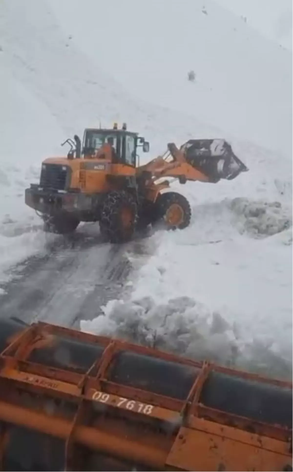Hakkari\'de çığ: Yolcu otobüsü mahsur kaldı