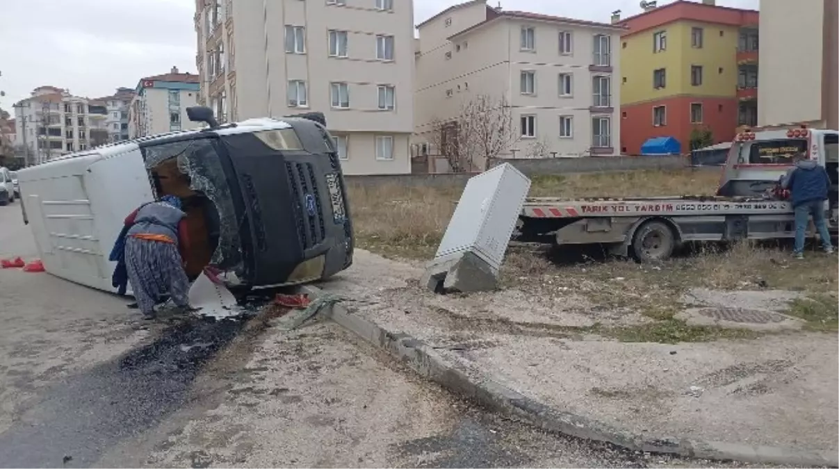 Çorum\'da Minibüs ile Otomobil Çarpıştı: 5 Yaralı