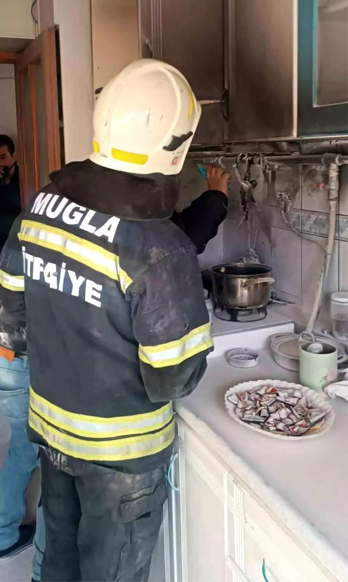 Evde çıkan yangın ev sahibinin müdahalesi ile söndürüldü