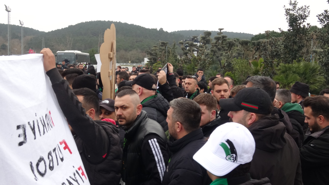 Görülmemiş tepki! Kocaelispor taraftarları, TFF önüne siyah çelenk bıraktı