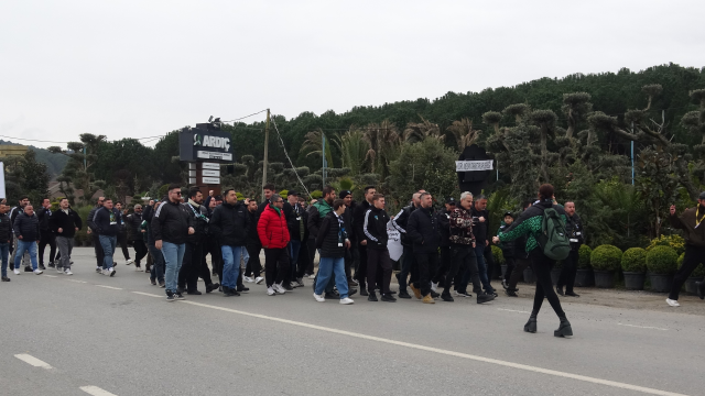Görülmemiş tepki! Kocaelispor taraftarları, TFF önüne siyah çelenk bıraktı