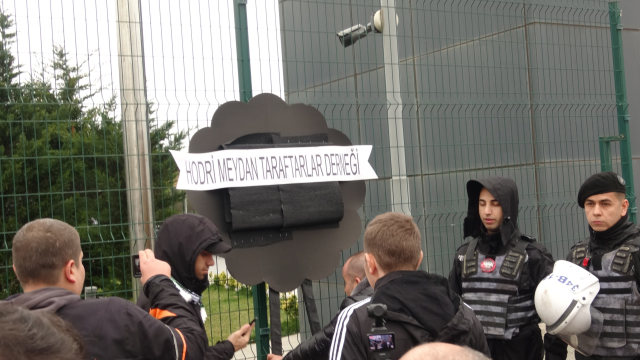 Görülmemiş tepki! Kocaelispor taraftarları, TFF önüne siyah çelenk bıraktı