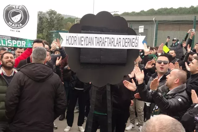 Görülmemiş tepki! Kocaelispor taraftarları, TFF binasının önüne siyah çelenk bıraktı