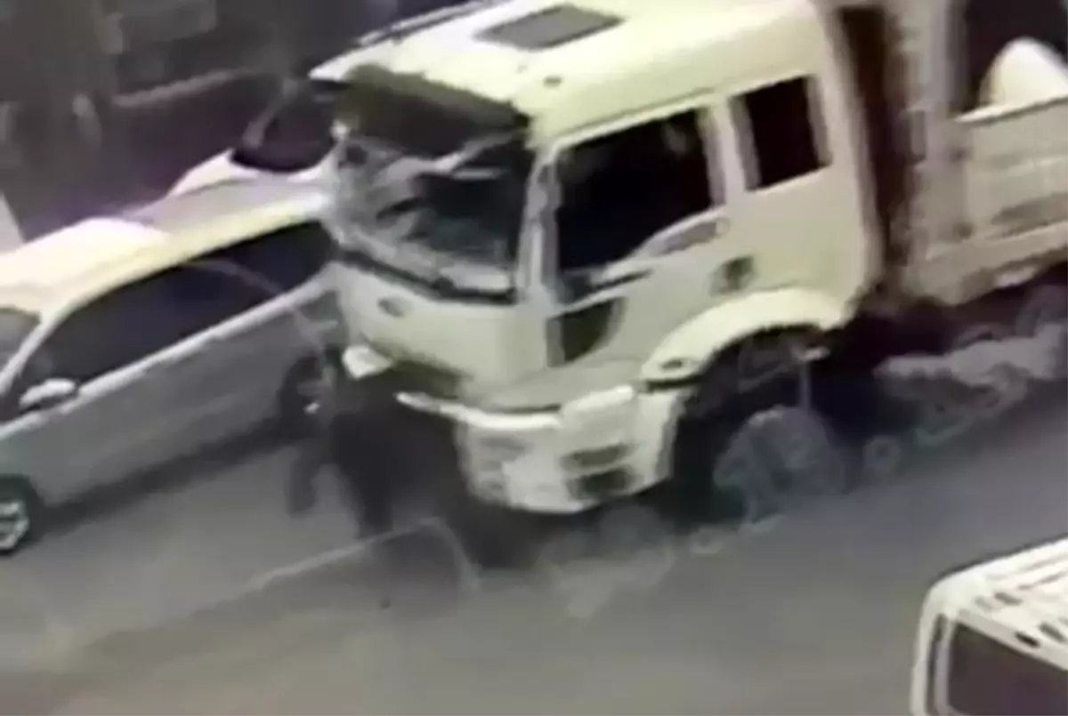 Tatvan\'da Kamyonun Çarptığı Yaşlı Adam Ağır Yaralandı