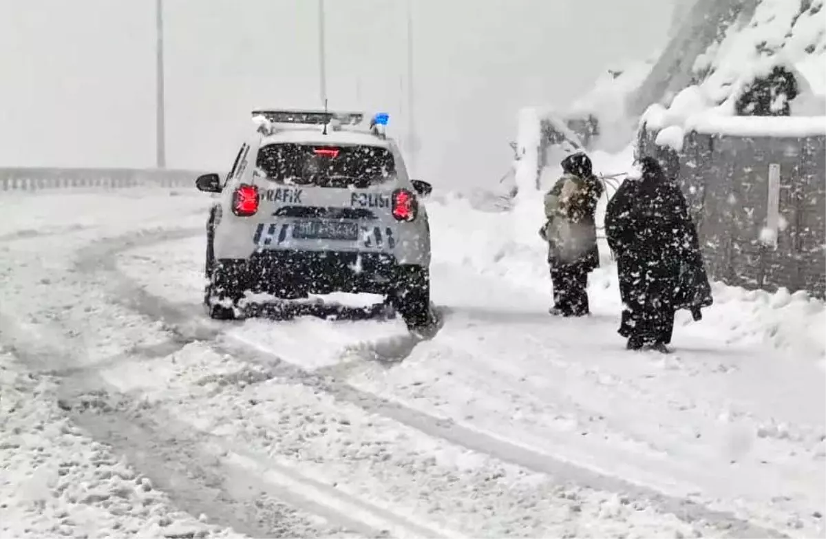 Hakkari\'de Minibüs Kar Yağışında Mahsur Kaldı