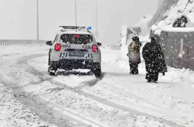 Hakkari’de Minibüs Kar Yağışında Mahsur Kaldı