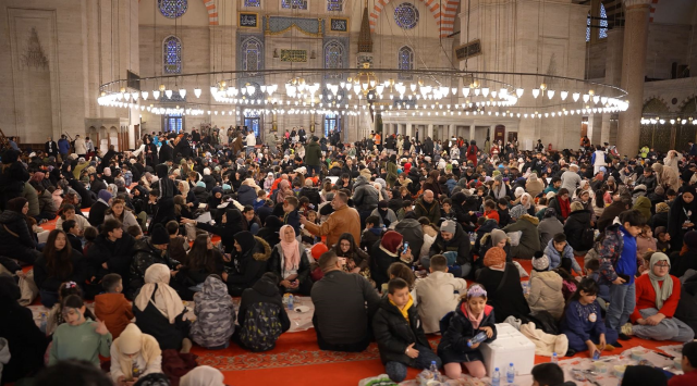 Süleymaniye'de 3 bin çocuk aynı sofrada iftar açtı