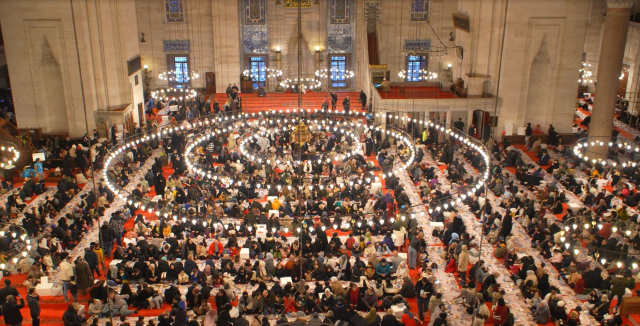 Süleymaniye'de 3 bin çocuk aynı sofrada iftar açtı