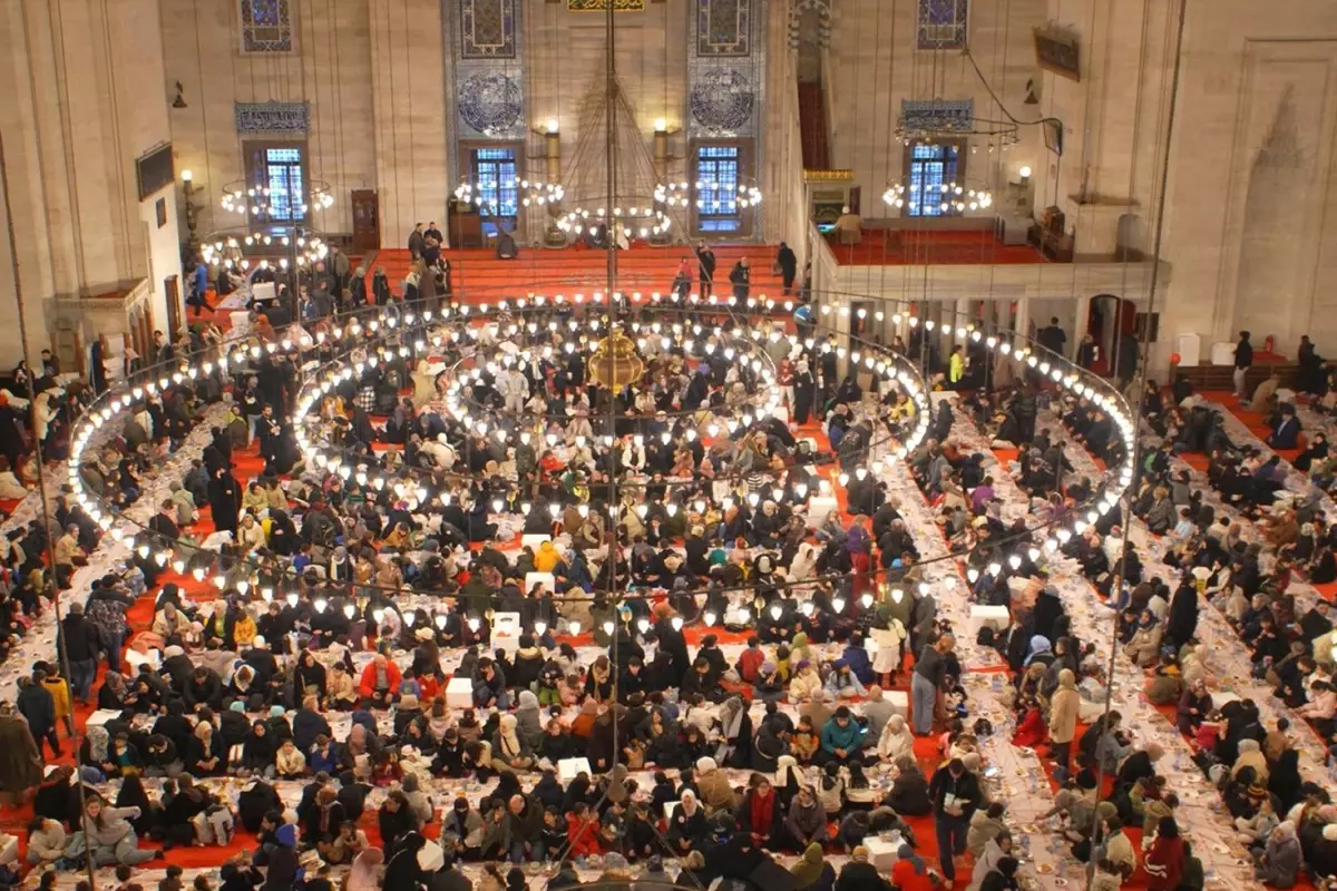 Süleymaniye\'de 3 bin çocuk aynı sofrada iftar açtı