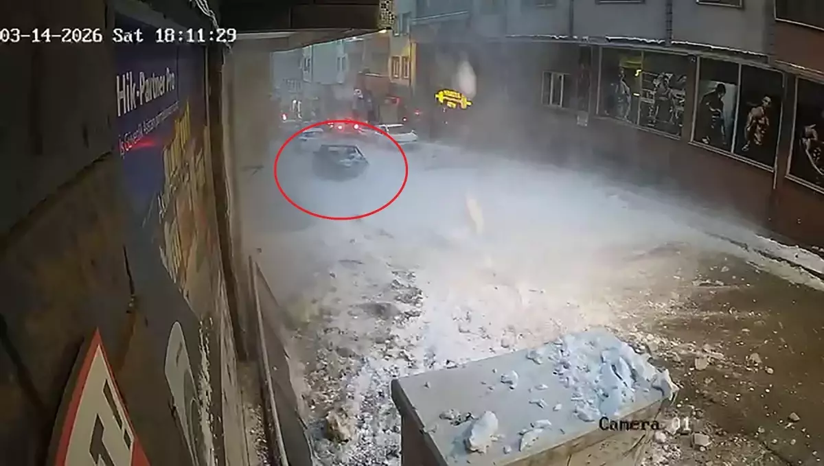 Erzurum\'da Çatıdan Düşen Kar Araca Zarar Verdi