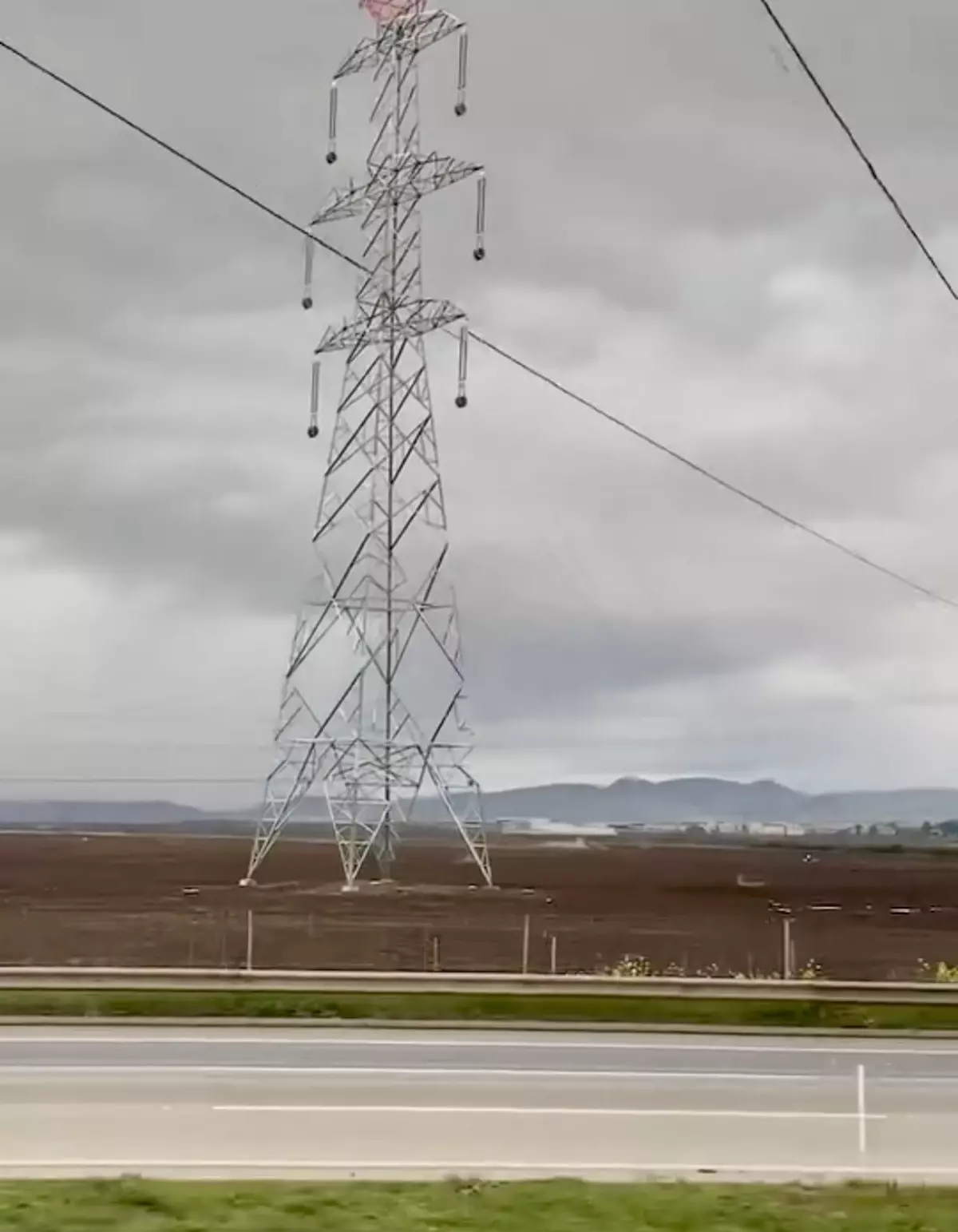 Yüksek Gerilim Hattında İp Cambazı Gibiler