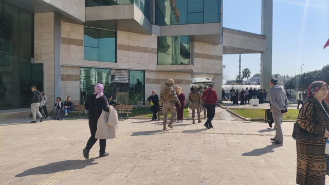 Antalya'da kaymakamlık binasında silah sesleri! Özel harekat devrede Antalya'da kaymakamlık binasında silah sesleri! Özel harekat devrede