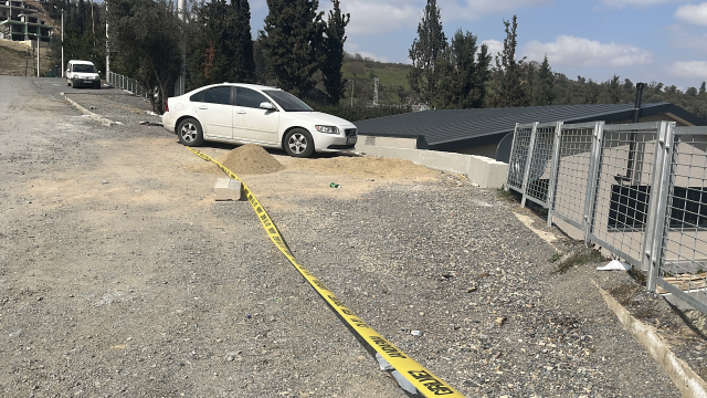 Arkadaşlarıyla sohbet ederken 4 metre yükseklikten düştü; o anlar kamerada