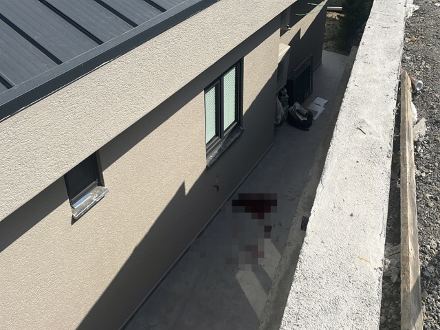 Arkadaşlarıyla sohbet ederken 4 metre yükseklikten düştü; o anlar kamerada