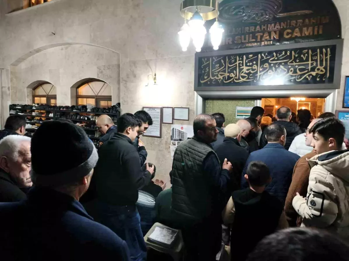 Kadir Gecesi\'nde Aydın\'da Camiler Doldu