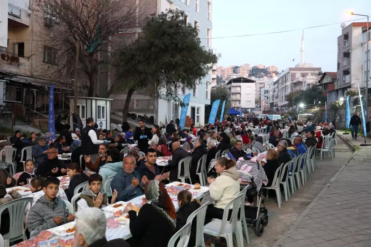 Aydınlılar Büyükşehir\'in iftar sofrasında bir araya geldi