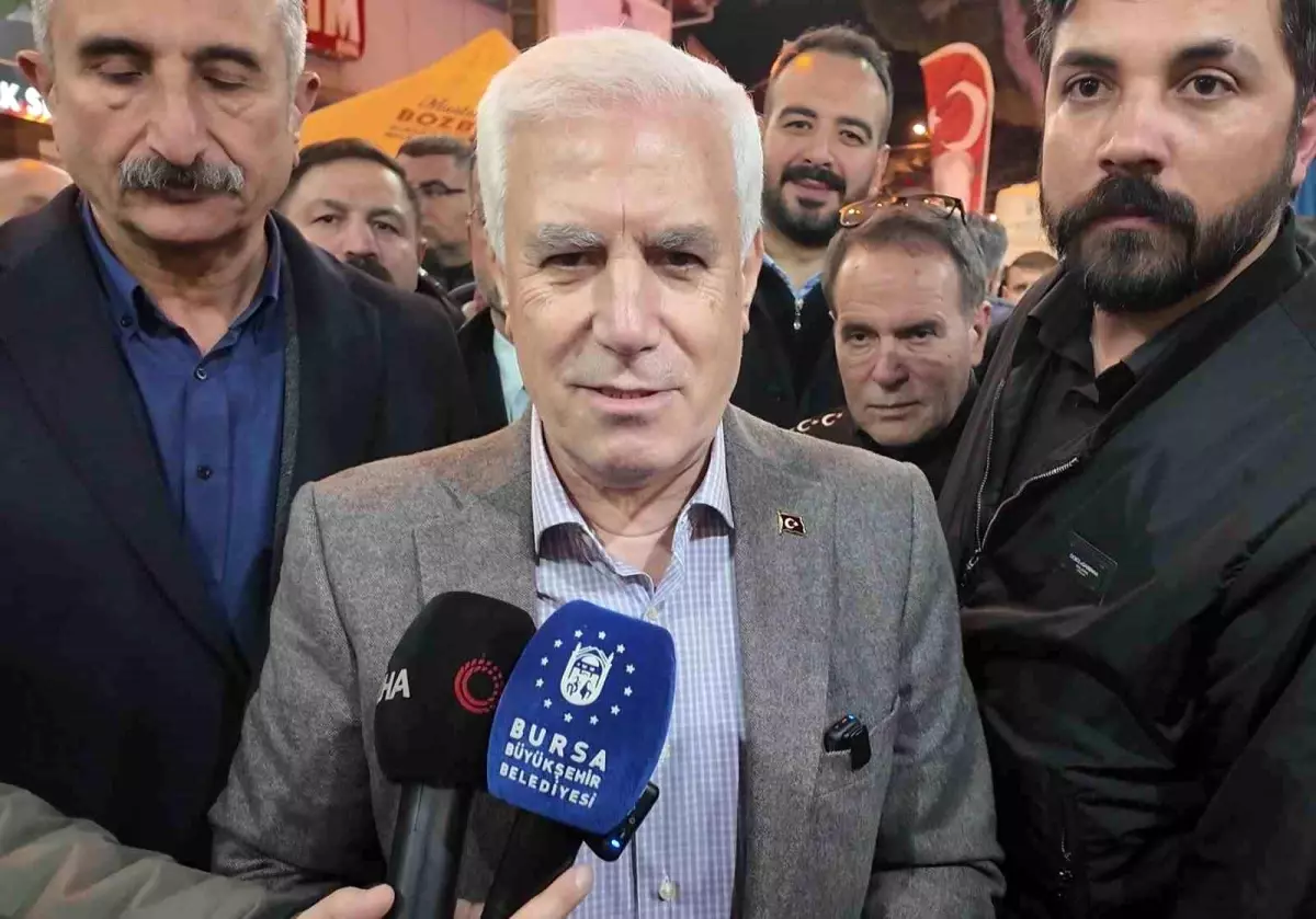 Başkan Bozbey sahurda vatandaşlarla buluştu, tarihi fırınlarda tahinli pide ve simit dağıttı