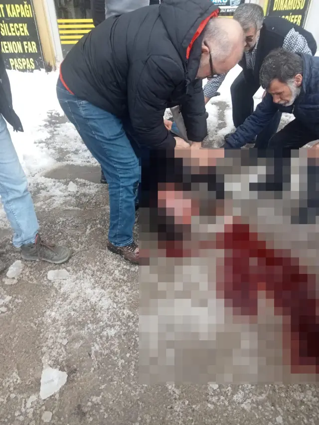 Çatından üzerine kar ve buz kütlesi düşen kişi ağır yaralandı Çatından üzerine kar ve buz kütlesi düşen kişi ağır yaralandı