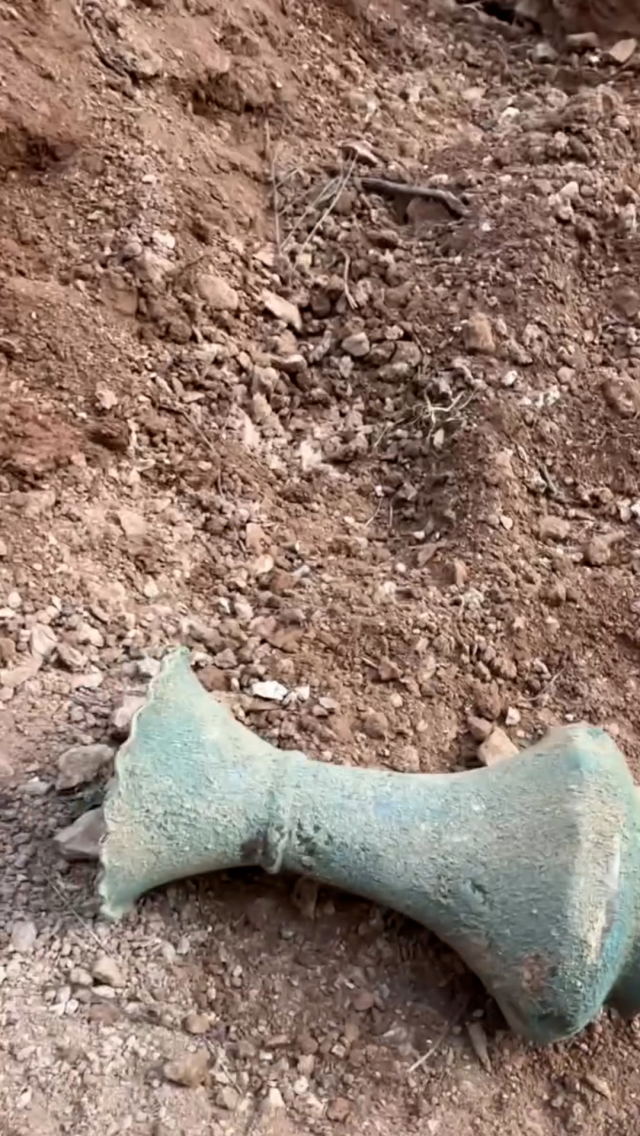 Define kazısı yaptı, çıkanı görünce sevinçten havaya uçtu Define kazısı yaptı, çıkanı görünce sevinçten havaya uçtu