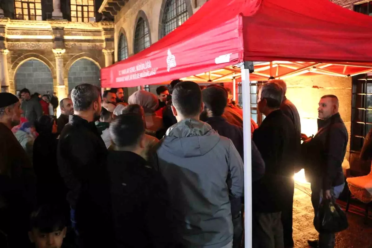 Diyarbakır Ulu Cami\'de Kadir Gecesi Coşkusu
