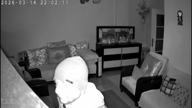 Fatih'te evine giren hırsızı güvenlik kamerasından seslenerek kaçırdı: Çık oradan Fatih'te evine giren hırsızı güvenlik kamerasından seslenerek kaçırdı: Çık oradan