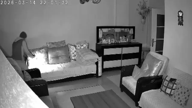 Fatih'te evine giren hırsızı güvenlik kamerasından seslenerek kaçırdı: Çık oradan Fatih'te evine giren hırsızı güvenlik kamerasından seslenerek kaçırdı: Çık oradan