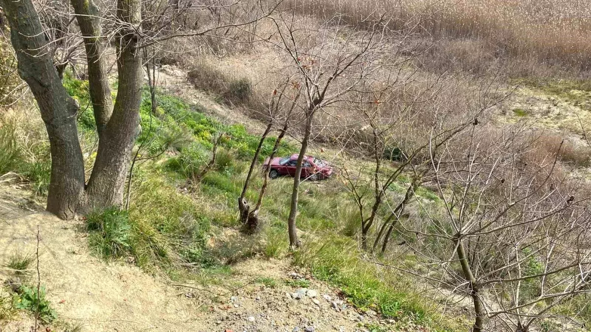 Kocaeli\'de Otomobil Şarampole Yuvarlandı