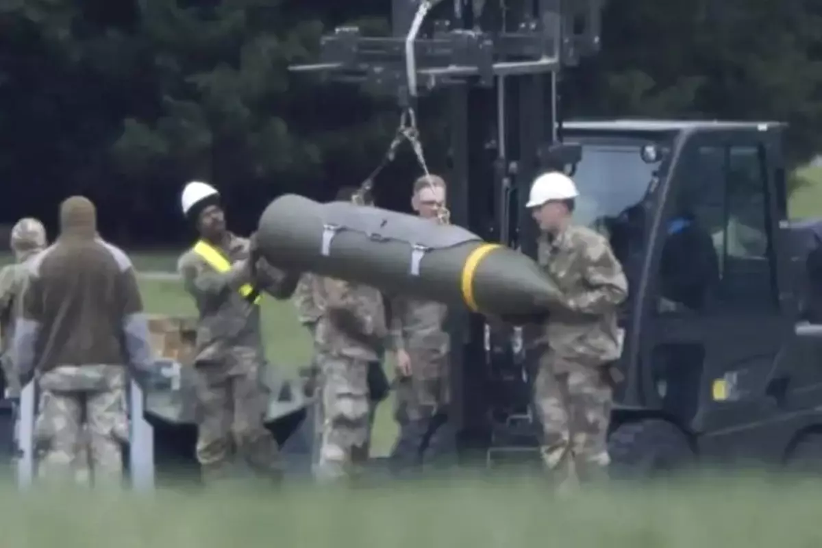 Görüntüler İngiltere\'den! İran\'ı vuracak füzeler ABD uçaklarına yüklendi