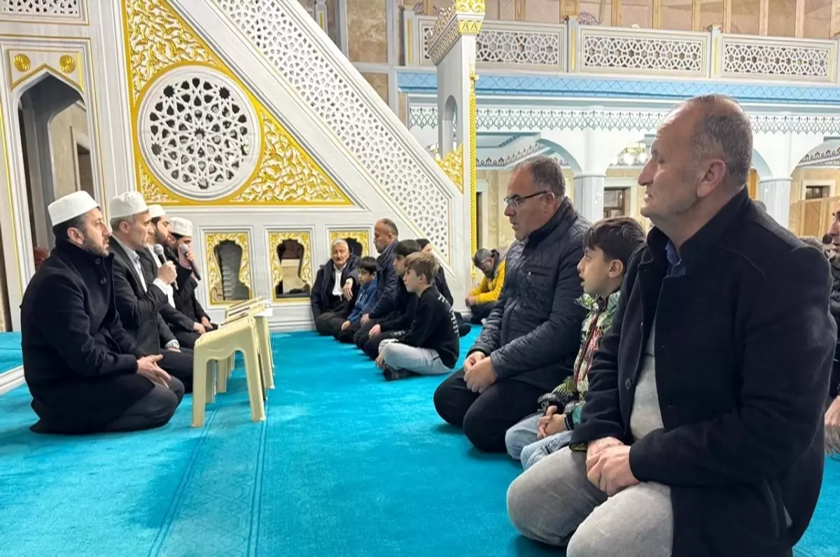 Hakkari\'de Kadir Gecesi Dualarla İdrak Edildi