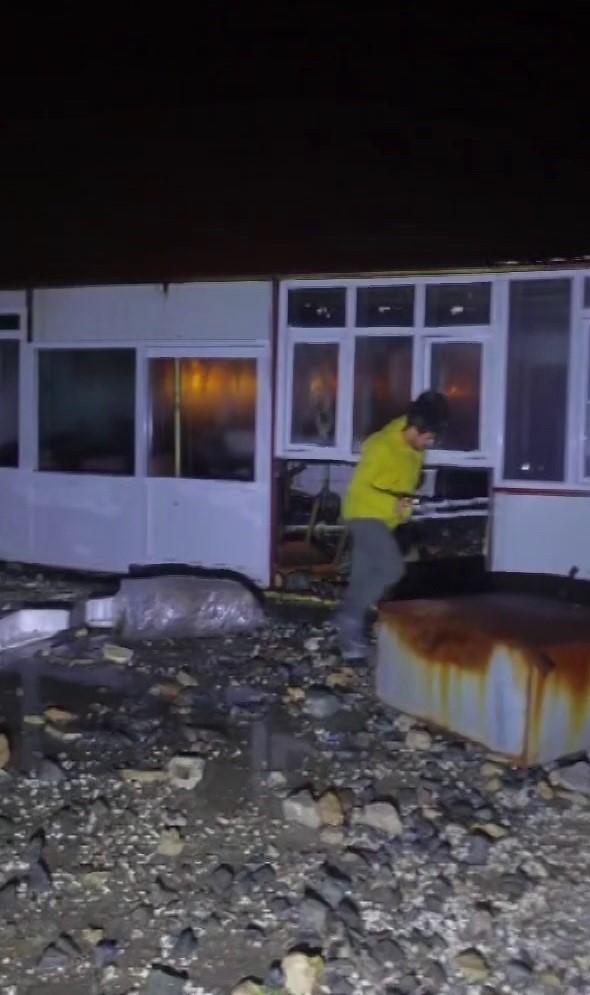 Hatay'da fırtına yaşamı olumsuz etkiledi; dalgalar yola kadar geldi