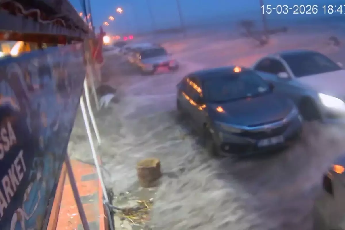 Hatay\'da kuvvetli fırtınayla deniz taştı, iş yerleri zarar gördü