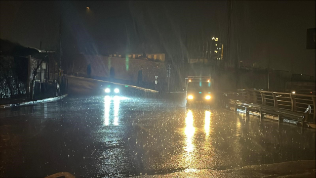 Hatay'da fırtına yaşamı olumsuz etkiledi; dalgalar yola kadar geldi