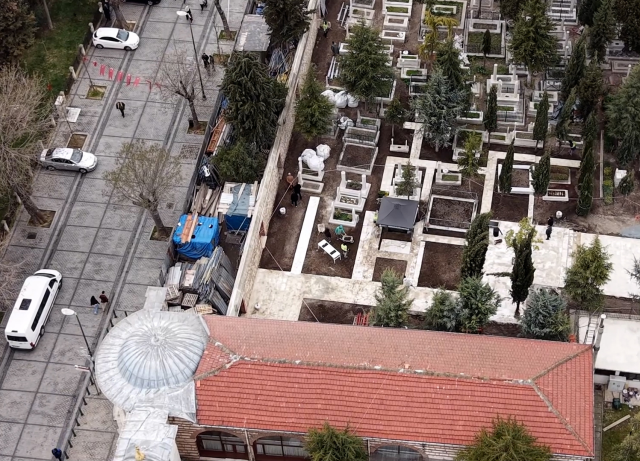 İlber Ortaylı'nın defnedileceği Fatih Camii haziresi dronla görüntülendi İlber Ortaylı'nın defnedileceği Fatih Camii haziresi dronla görüntülendi