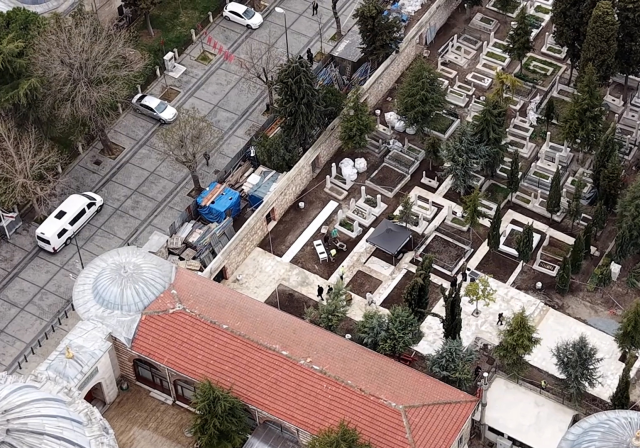 İlber Ortaylı'nın defnedileceği Fatih Camii haziresi dronla görüntülendi İlber Ortaylı'nın defnedileceği Fatih Camii haziresi dronla görüntülendi