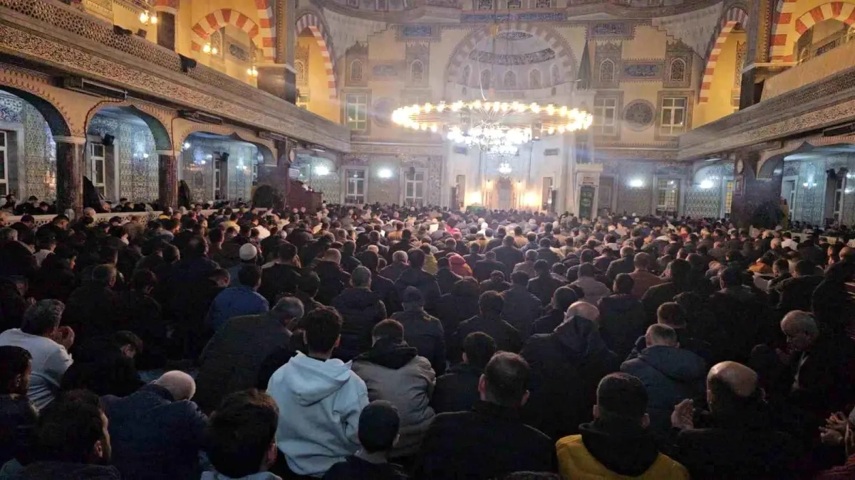 Elazığ\'da Kadir Gecesi Coşkusu