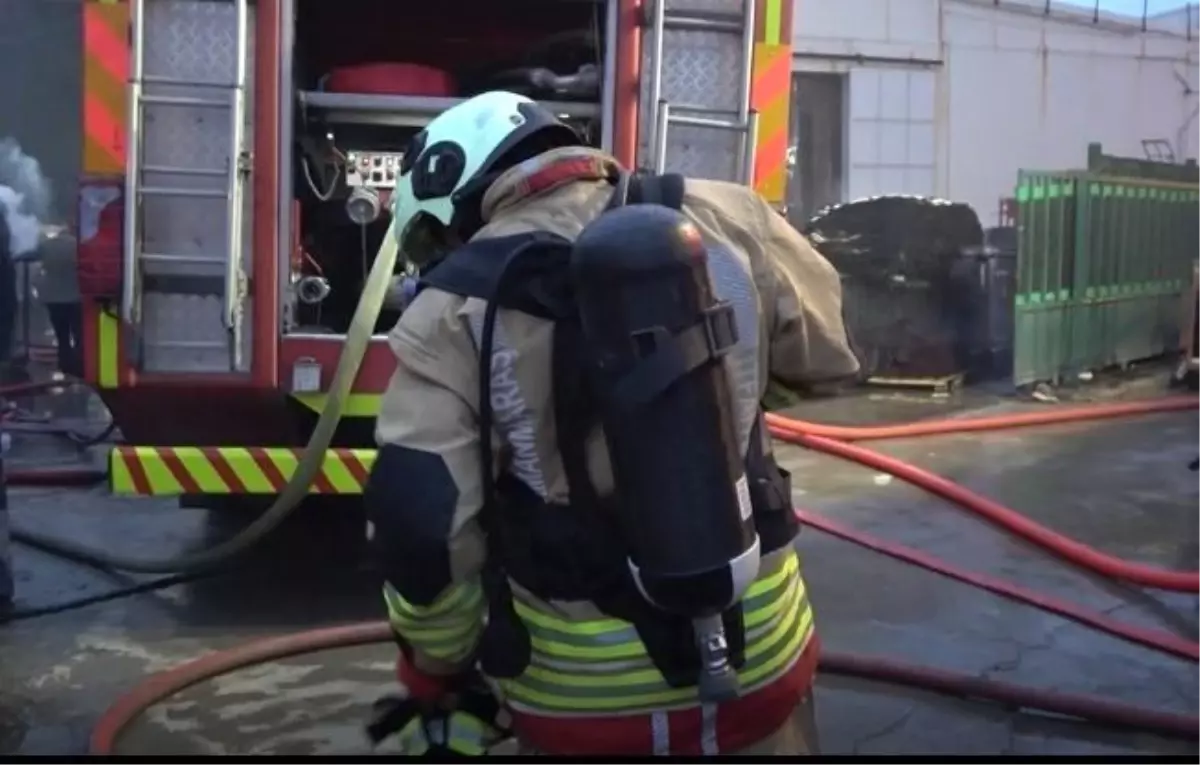 Fabrikadaki yangına müdahale eden itfaiye eri darbedildi