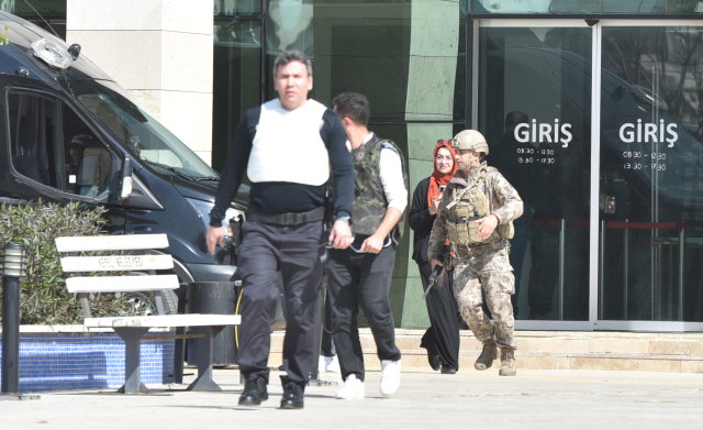 Kaymakamlığa saldırganı teslim oldu! İki silahla binaya girmiş