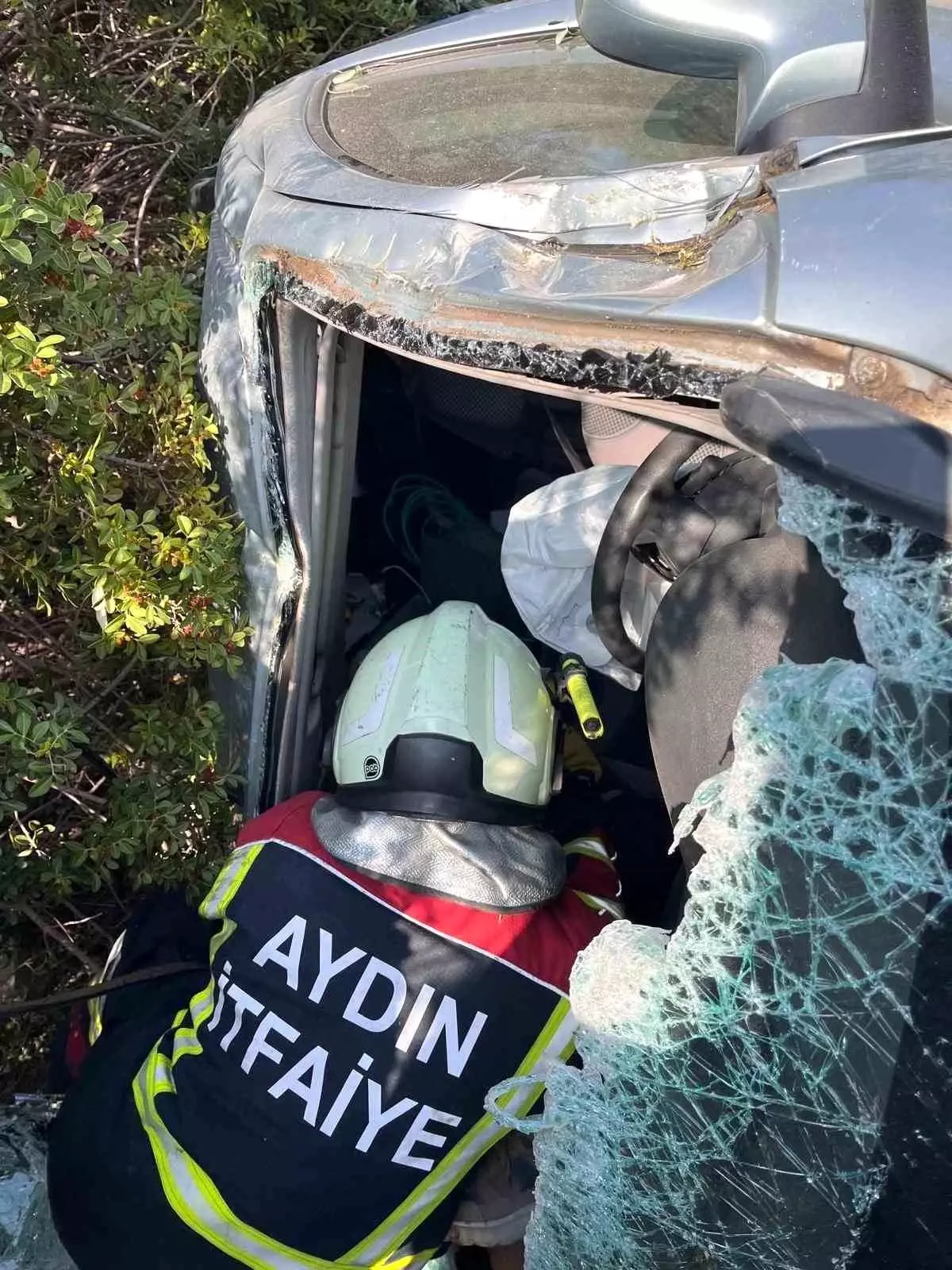 Kuşadası\'nda araç şarampole yuvarlandı: 1 yaralı