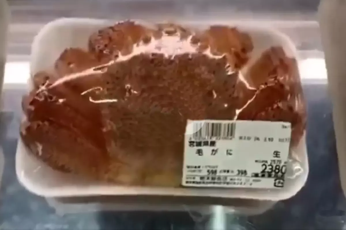 Satılmayı bekleyen yengecin kaçmaya çalıştığı anlar