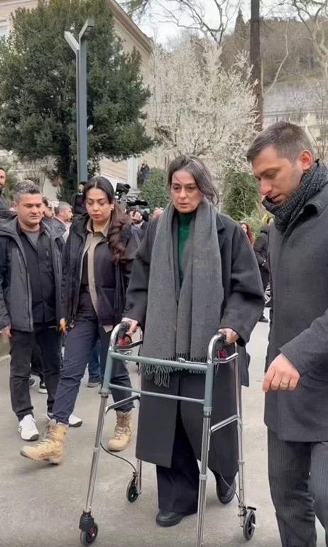 Sinem Dedetaş cenazeye yürüteçle katıldı Sinem Dedetaş cenazeye yürüteçle katıldı