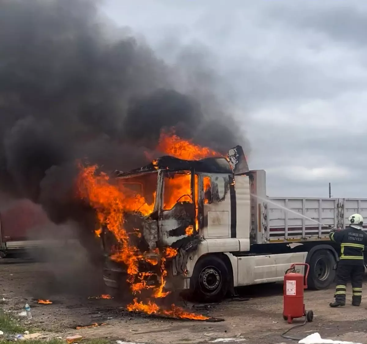 Tekirdağ\'da Park Halindeki Tır Yandı