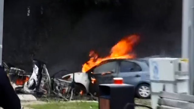 Tel Aviv yanarken polislerin şakalaştıkları görüntü olay oldu Tel Aviv yanarken polislerin şakalaştıkları görüntü olay oldu