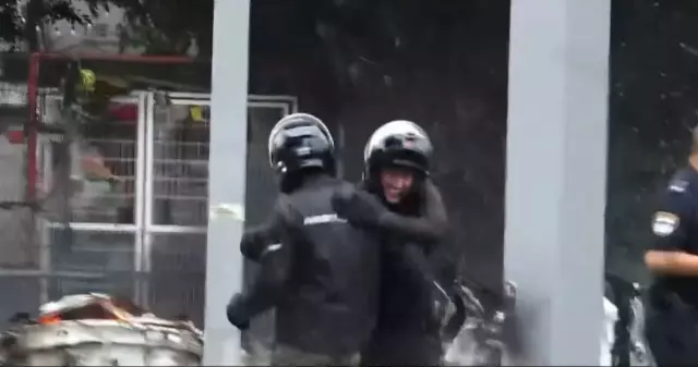 Tel Aviv yanarken polislerin şakalaştıkları görüntü olay oldu Tel Aviv yanarken polislerin şakalaştıkları görüntü olay oldu